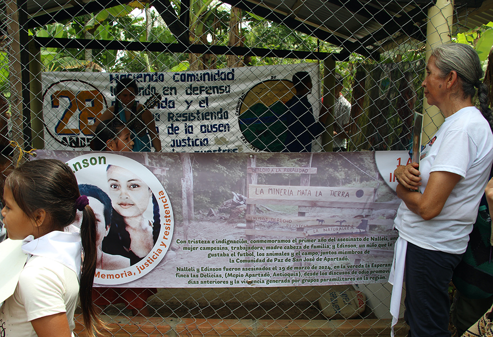 La Hna. Mariela Beltrán aparece el 23 de marzo de 2025 junto a la tumba de Nallely Sepúlveda durante el servicio conmemorativo de esta y de Édinson David, dos miembros de la Comunidad de Paz de San José de Apartadó asesinados en 2024 en La Esperanza.  (Foto: Tracy L. Barnett)