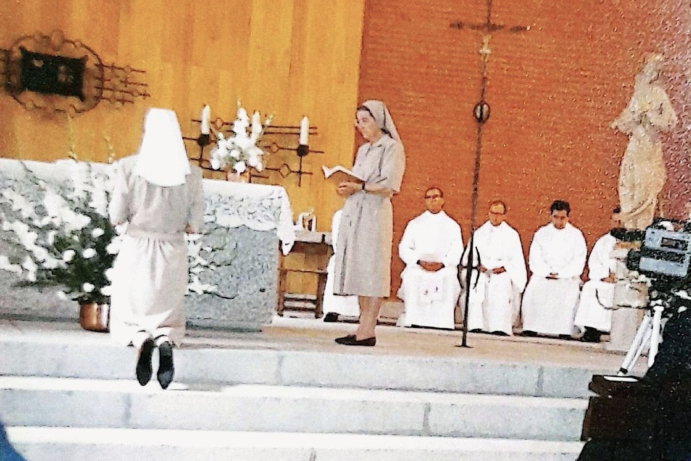 Rosa del Valle, STJ, pronuncia sus primeros votos en la Casa del Noviciado de la Compañía de Santa Teresa en Ávila, España, el 1 de julio de 1990. (Foto: cortesía de Rosa del Valle)