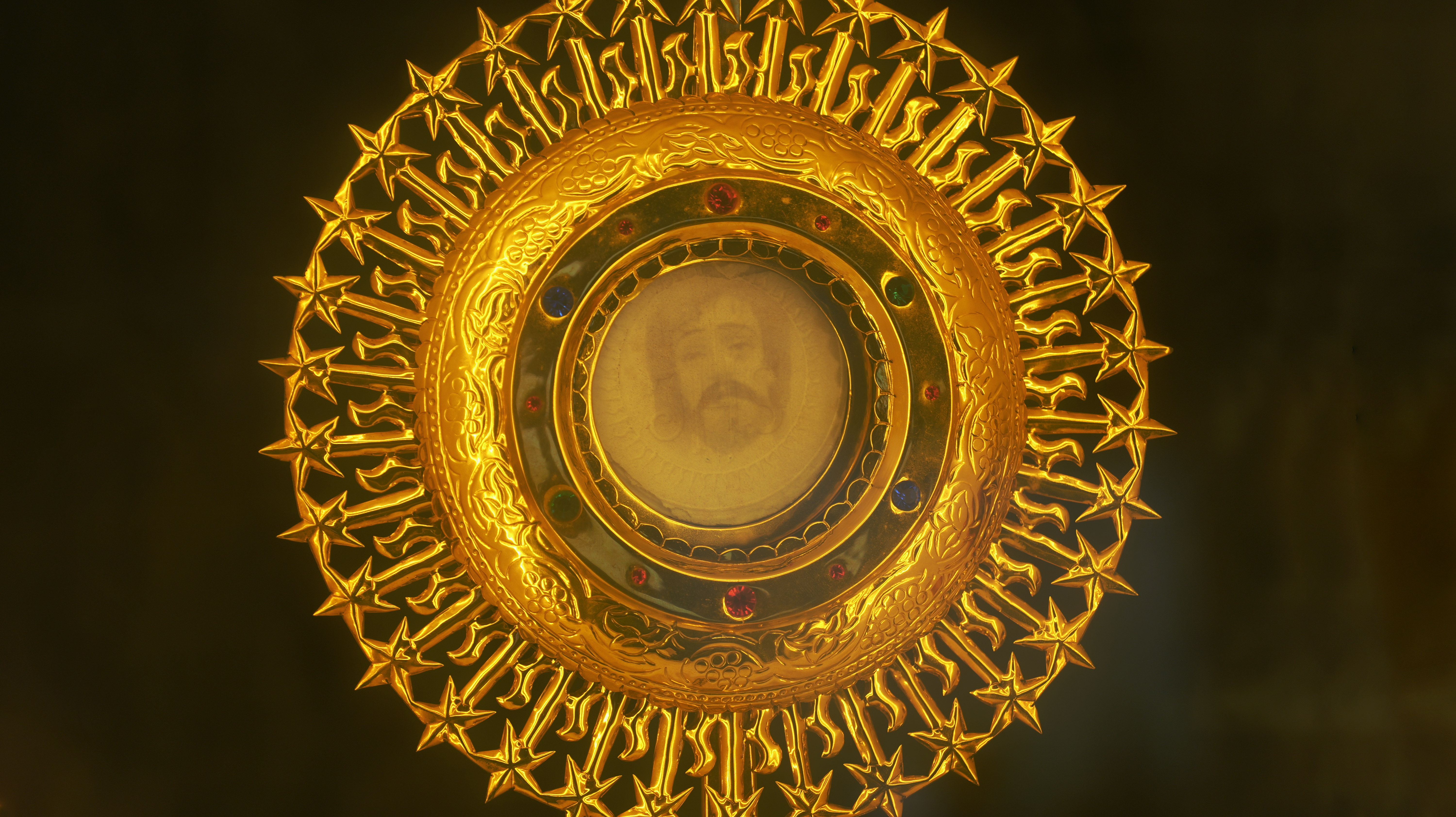 Una imagen de un rostro —que se cree es el de Jesús— apareció en una hostia eucarística en la aldea de Vilakkannur, en la India, en 2013. (Foto: Lismy Parayil)