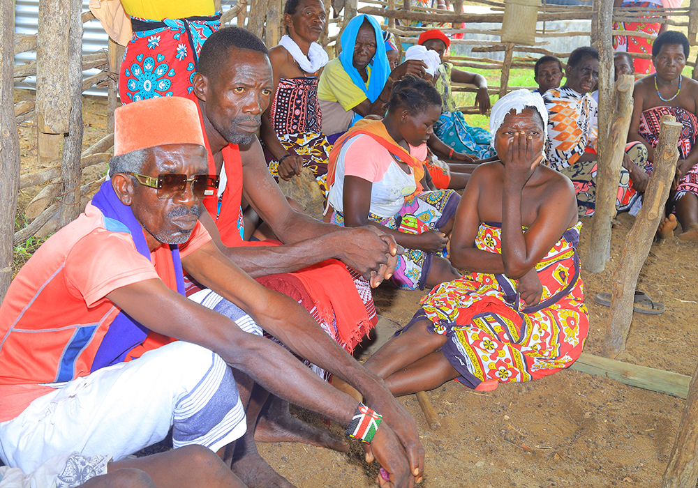 Ancianos desplazados por acusaciones de brujería reciben atención y refugio en el centro de rescate Kaya Godoma en Kilifi, Kenia, donde las hermanas católicas les brindan apoyo integral. (Foto: GSR/Doreen Ajiambo)