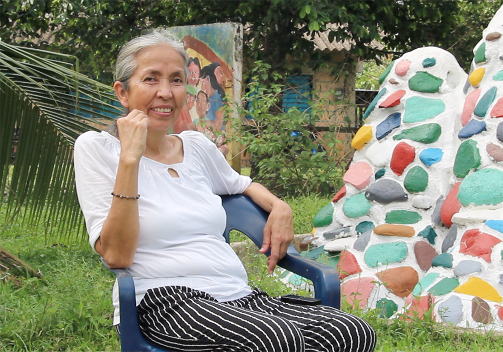 "Por cada intento de eliminarlos, ellos han respondido", dijo Mariela Beltrán, una hermana católica que acompaña a la Comunidad de Paz desde hace más de dos décadas. "Y su respuesta es vivir cada día en la forma de vida soberana que han elegido", apuntó. La religiosa  aparece en la foto de la Comunidad de Paz de San José de Apartadó, Colombia. (Foto: Tracy L. Barnett)