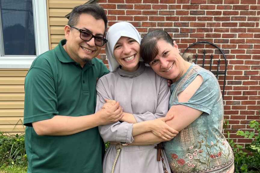 Silvio y Becky Cuéllar [en imagen de novioembre de 2015] con su hija, la hermana Juan María del Espíritu Santo, que estaba [entonces] a punto de comenzar su último año de noviciado con las Hermanas Franciscanas de la Renovación en el Convento de Nuestra Señora Reina de los Ángeles en Nueva York. (Foto : OSV News/cortesía de Silvio Cuéllar)