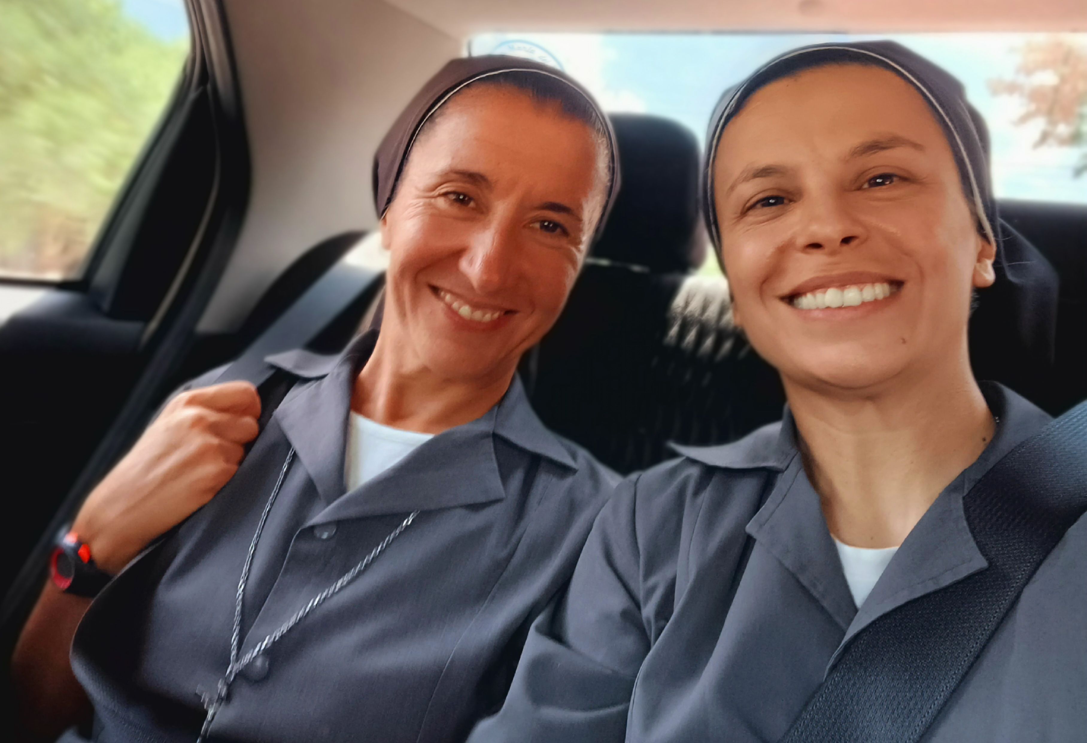 Hna. Mariana Beatriz Ruiz, izquierda, y Claudia Marina Navarro en Agua de Oro, Argentina, en febrero de 2024. (Foto: cortesía Claudia Navarro) 