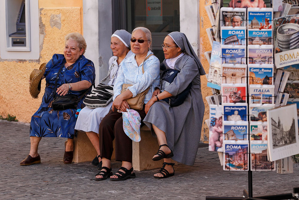 Pilgrims wait outside the papal villa for Pope Benedict XVI's Angelus prayer at Castel Gandolfo, Italy, July 18, 2010. (CNS/Paul Haring)