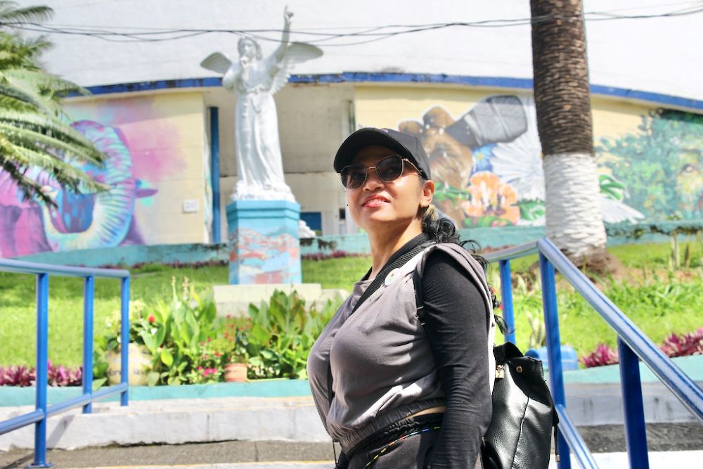 Carmen Jiménez se detiene en los Memoriales de las Ausencias. Ella es una de los miles de 'buscadores': personas que buscan pistas sobre el paradero de seres queridos que, afirman, fueron víctimas de desaparición forzada durante la época violenta de Colombia. (Foto: Tracy L. Barnett)