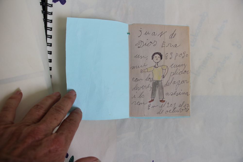 La Hna. Rosa Cadavid sostiene un folleto que una mujer hizo para honrar a Juan de Dios, su devoto esposo. (Foto: Tracy L. Barnett)