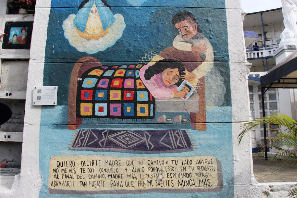 Un mural en el cementerio de la Comuna 13 en Medellín, Colombia retrata el vínculo entre madre e hijo. (Foto: Tracy L. Barnett)
