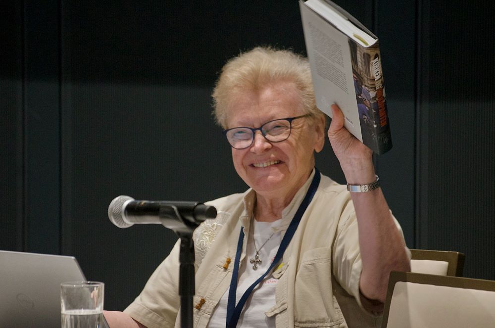 La Hna. Else-Britt Nilsen, priora de las Dominicas de Notre Dame de la Gracia en Noruega, sostiene un ejemplar de su libro La Iglesia y el ocupante: la Iglesia católica en Noruega y la Segunda Guerra Mundial, el 24 de junio durante la Conferencia sobre la Historia de las Religiosas en Notre Dame, Indiana. (Foto: GSR/Dan Stockman)