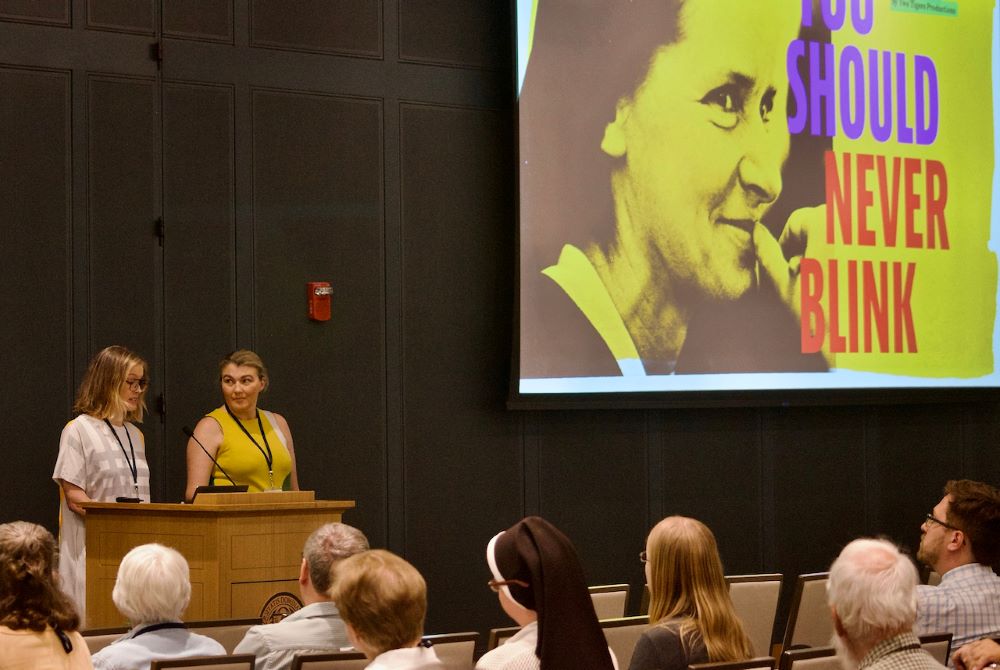 Las cineastas Jillian Schultz, a la izquierda, y Leah Thompson hablan sobre su próximo documental —You Should Never Blink— sobre Corita Kent durante la Conferencia sobre la Historia de las Mujeres Religiosas celebrada en Notre Dame, Indiana, Estados Unidos, el 23 de junio de 2025. (Foto: GSR/Dan Stockman)