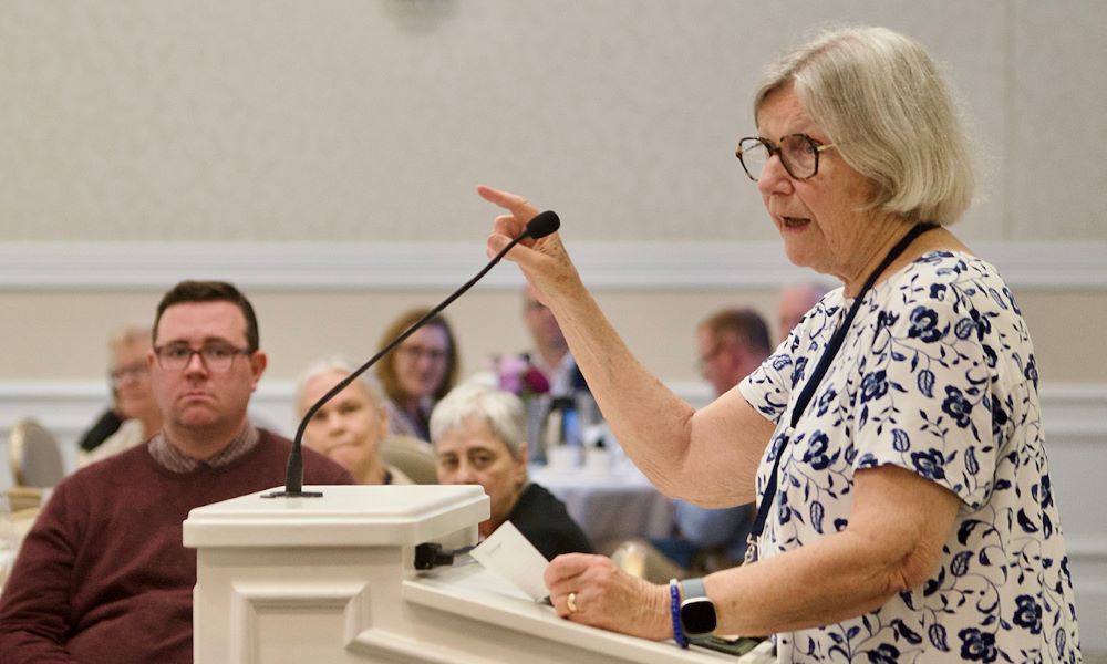 La Hna. Simone Campbell, de las Hermanas del Servicio Social, quien inició las giras de Nuns on the Bus, pronuncia el discurso del banquete el 24 de junio de 2025 en la Conferencia sobre la Historia de las Religiosas en Notre Dame, Indiana. (Foto: GSR/Dan Stockman)