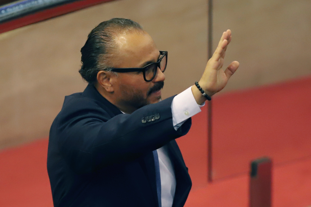 El diputado del partido Nuevas Ideas Ernesto Castro se juramentó como presidente del Congreso de El Salvador en San Salvador, El Salvador, el sábado 1 de mayo de 2021. Por primera vez en tres décadas, los partidos tradicionales conservadores y de izquierda se vieron marginados por una contundente derrota electoral, lo que allanó el camino para que el partido del presidente Nayib Bukele lo ayudara a impulsar su agenda. (Foto: AP/Salvador Meléndez)