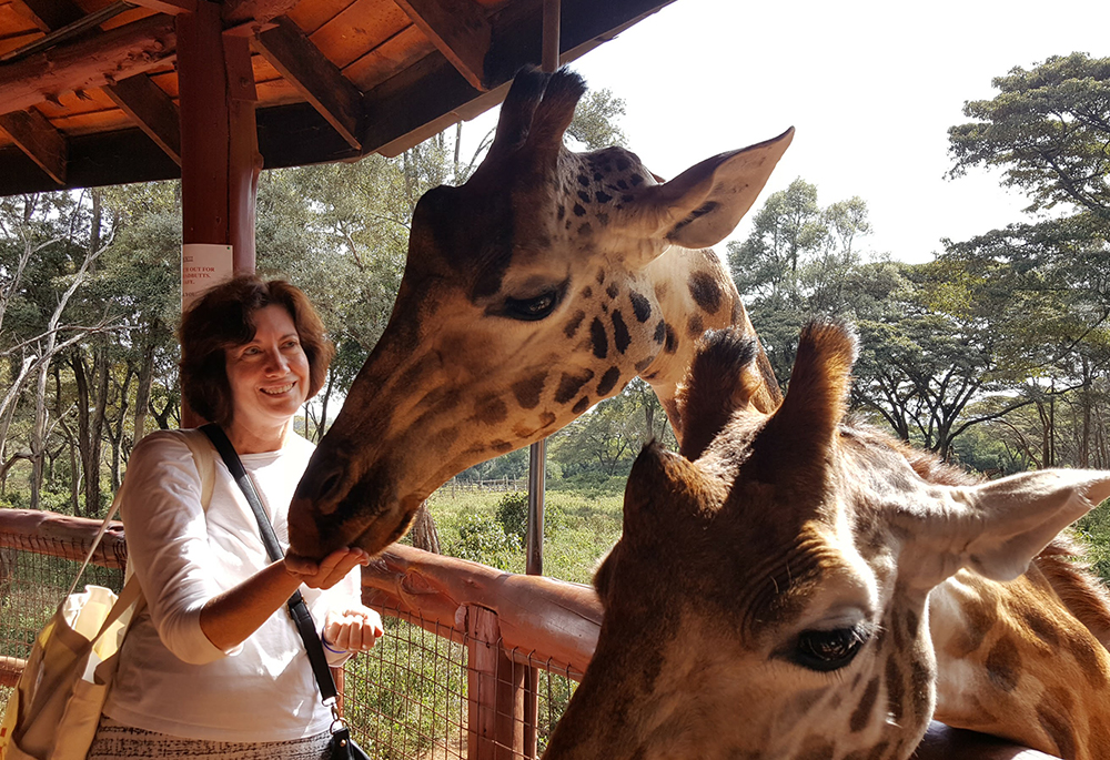 Los viajes al extranjero incluían algún tiempo para ver lugares y paisajes locales. Gail DeGeorge en el Giraffe Centre de Nairobi, Kenia, en octubre de 2016. (Foto: cortesía Gail DeGeorge). 
