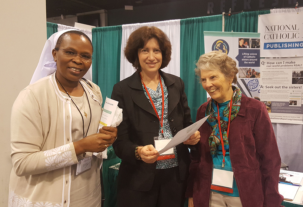 Hna. Jane Wakahiu, vicepresidenta asociada de operaciones de programas y responsable de la Iniciativa de Hermanas Católicas de la Fundación Conrad N. Hilton, Gail DeGeorge, y Hna. Joyce Meyer, cofundadora de Global Sisters Report, en la Asamblea de LCWR en 2023. (Foto: cortesía de Gail DeGeorge)
