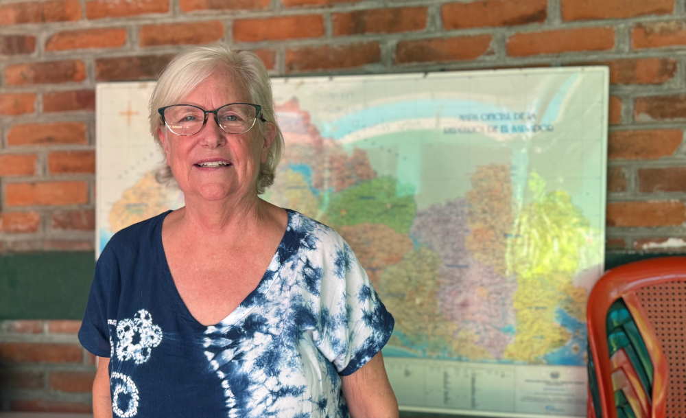 Leslie Schuld posa para una foto el 29 de julio de 2025 en el Centro de Intercambio y Solidaridad, una oenegé que cofundó en San Salvador, El Salvador. Schuld dice que le preocupa una nueva Ley de Agentes Extranjeros en El Salvador que se ha usado en países como Nicaragua para atacar a defensores de derechos humanos. (Foto: GSR/Rhina Guidos)