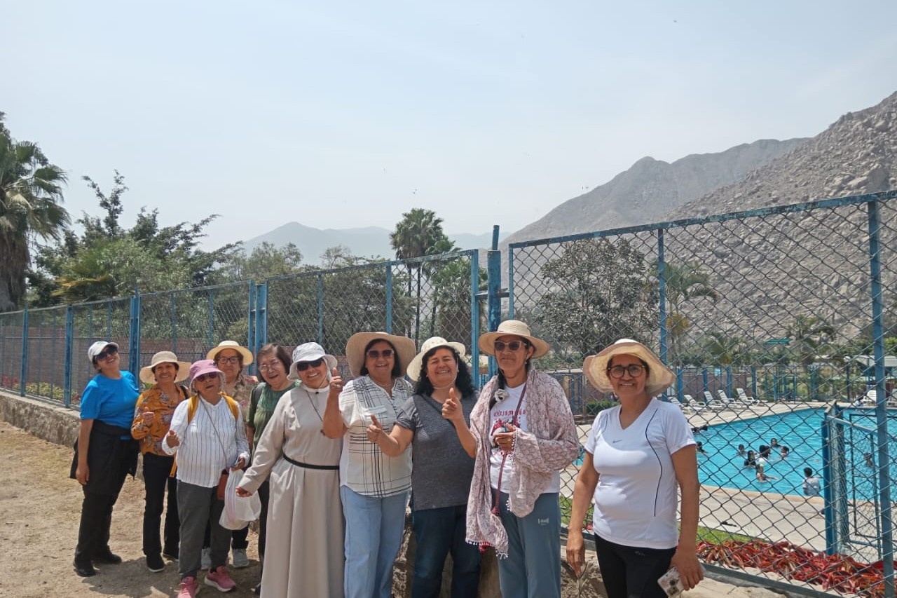 Salida recreativa de las hermanas del Monasterio de la Encarnación con algunas participantes de los 'talleres de retorno al corazón'. (Foto: cortesía Marlene Quispe, OSA)