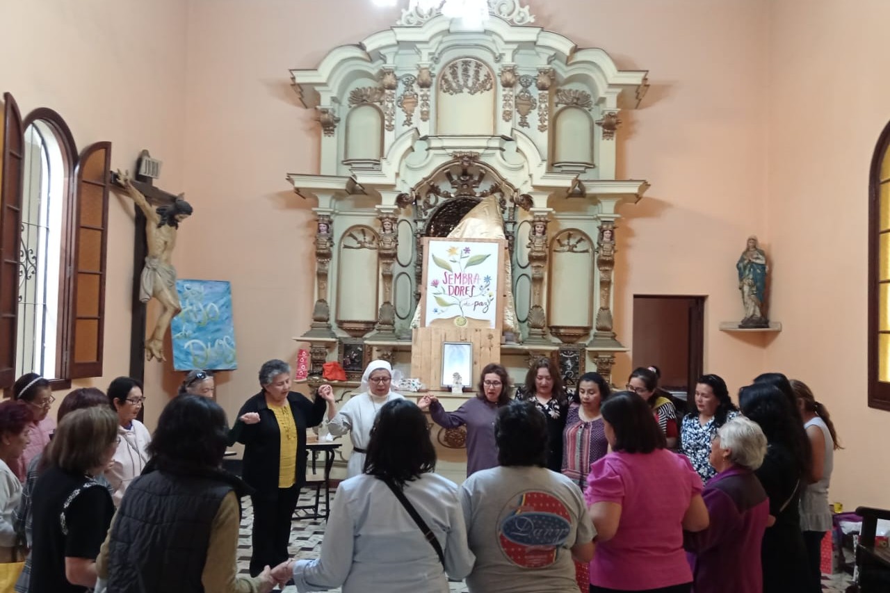 Visita a la capilla con algunas participantes de los 'talleres de retorno al corazón'. (Foto: cortesía Marlene Quispe, OSA)