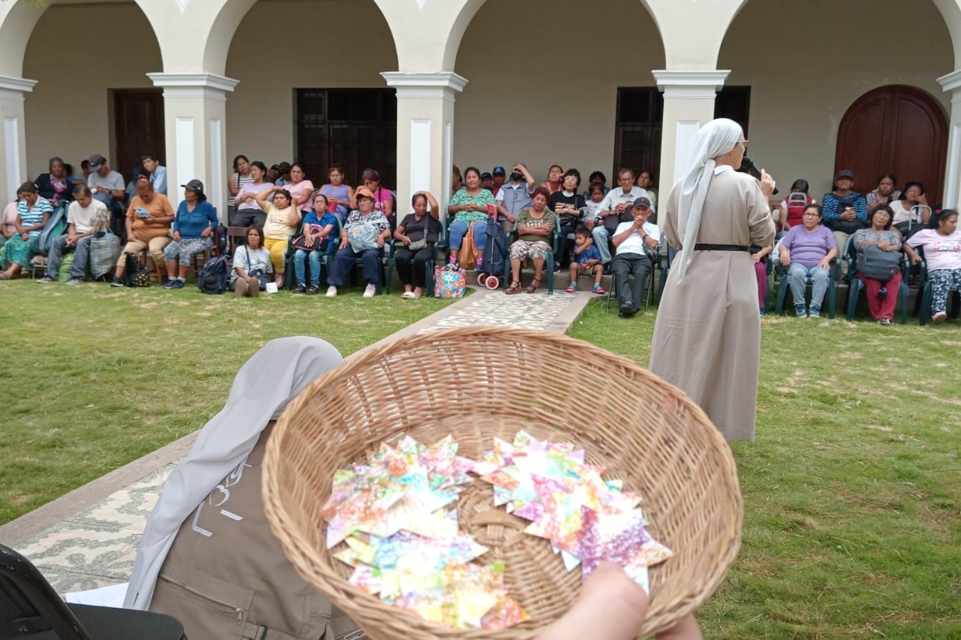 Encuentro de las hermanas  con los hermanos del programa Puente de Comunión, quienes visitan cada mes el Monasterio de la Encarnación, en Lima, Perú, para compartir con la comunidad religiosa. (Foto: cortesía Marlene Quispe, OSA)