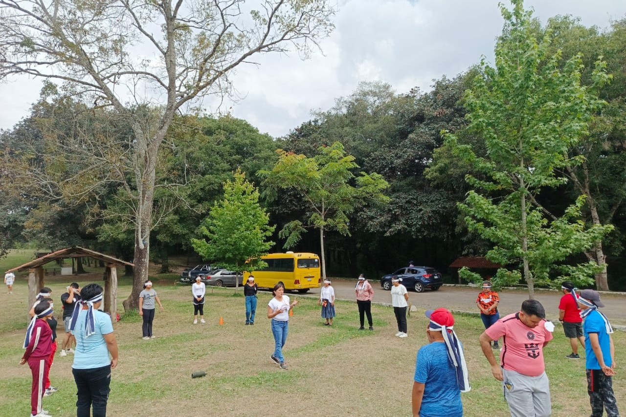  Jóvenes del grupo juvenil Seguimiento de Jesús celebran un encuentro con Cristo Resucitado en el Parque Florencia, Antigua Guatemala, el 24 de junio de 2025. ( Foto: cortesía Dora Tupil)