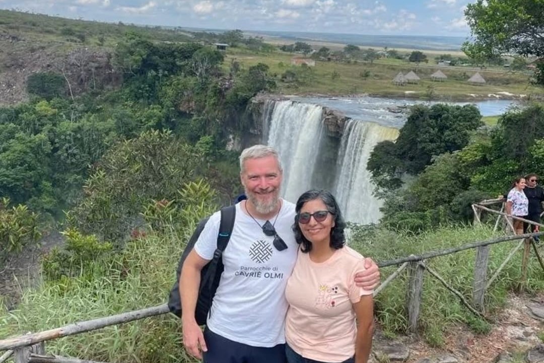 Edy Savietto y Yolanda Olivera en la catarata Salto Kamá, en Santa Elena, Venezuela, el 31 de octubre de 2023. (Foto: cortesía Yolanda Olivera)