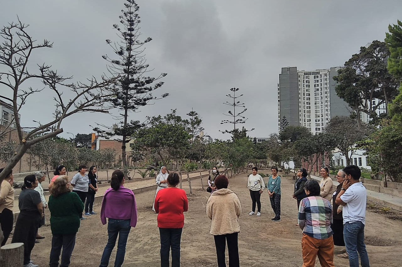 Las mujeres participantes del 'taller retorno al corazón' se preparan para una actividad en el patio del Monasterio de la Encarnación, en Lima, Perú. (Foto: cortesía Marlene Quispe, OSA)