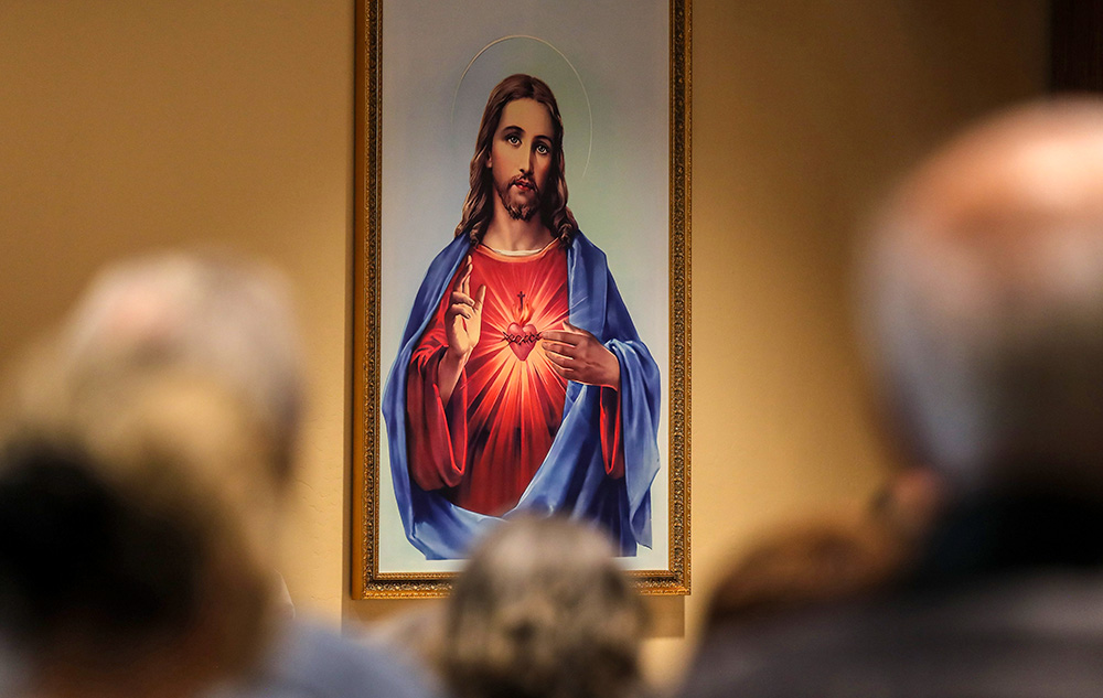 Una pintura del Sagrado Corazón de Jesús durante la misa del Domingo de Ramos en la iglesia del Sagrado Corazón en Prescott, Arizona, Estados Unidos, el 13 de abril de 2025. (Foto: OSV News/Bob Roller)