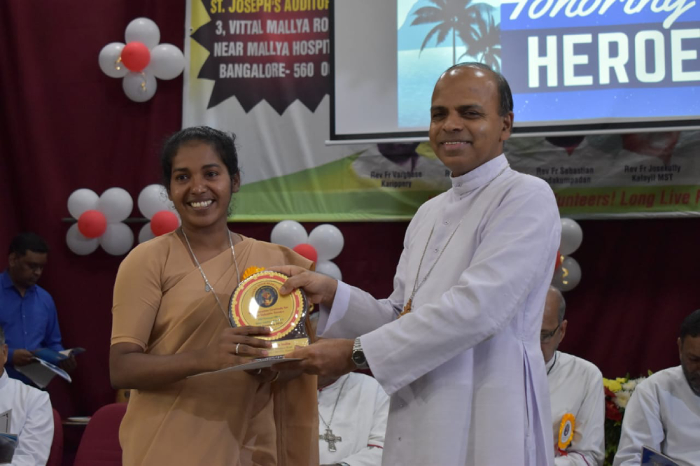 Bishop Joseph Pulickal of Kanjirapally honors Sr. Lini Sheeja for her service to the Prison Ministry of India in 2019 during their silver jubilee celebrations at its national office in Bengaluru. (Courtesy of Sr. Lini Sheeja)