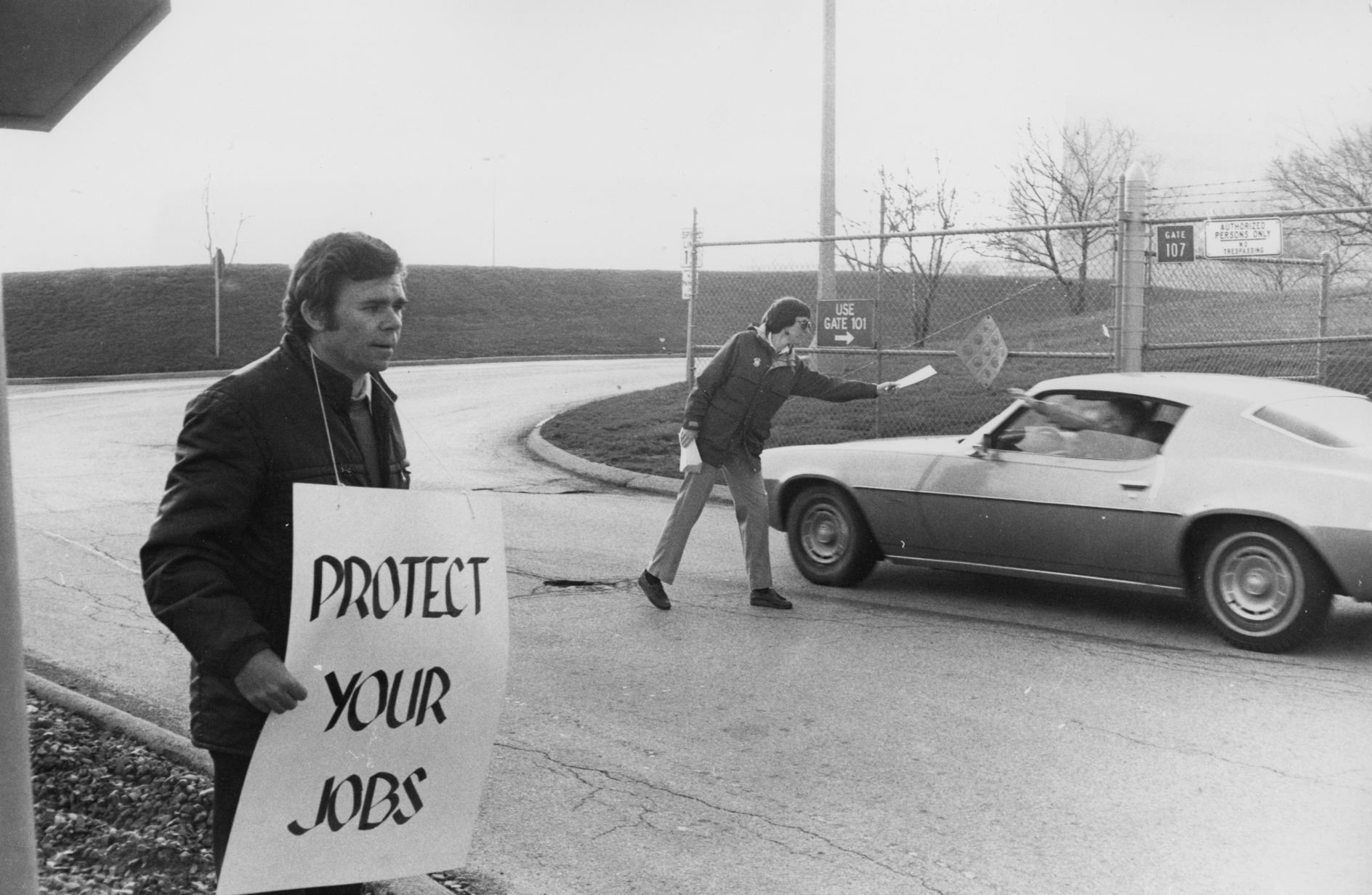 In 1980, representatives from eight religious orders stop McDonnell Douglas Corporation employees on their way to work in St. Louis, asking for workers' proxies to back the religious orders' request that McDonnell Douglas convert from military to peacetime production. (NCR photo/Mark Neilsen)