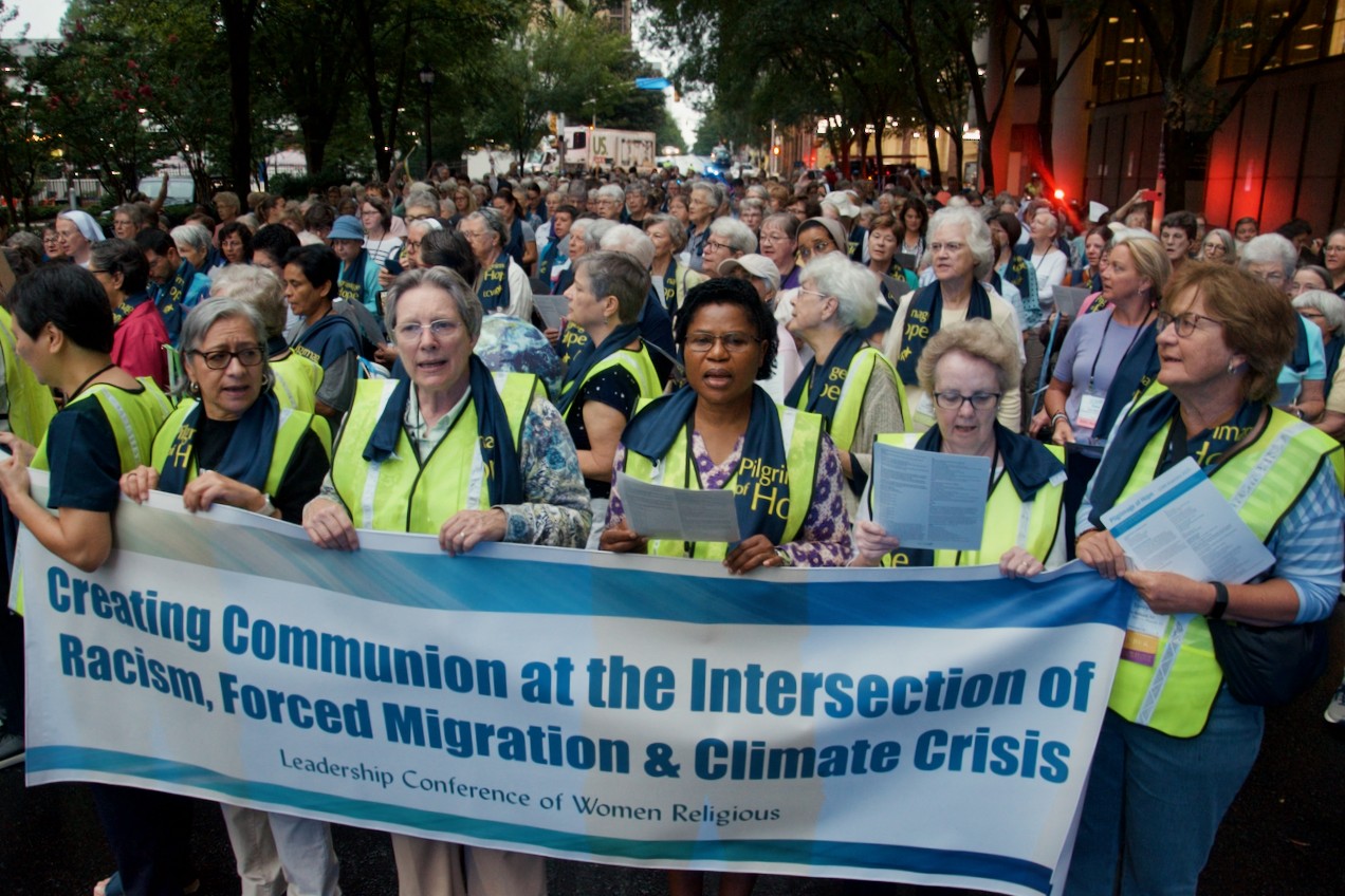 Asistentes a la asamblea de LCWR llevan un estandarte al inicio de la Peregrinación de la Esperanza, una marcha por el centro de Atlanta el 14 de agosto, donde cantaron y rezaron en favor de la justicia social. (Foto: GSR/Dan Stockman)