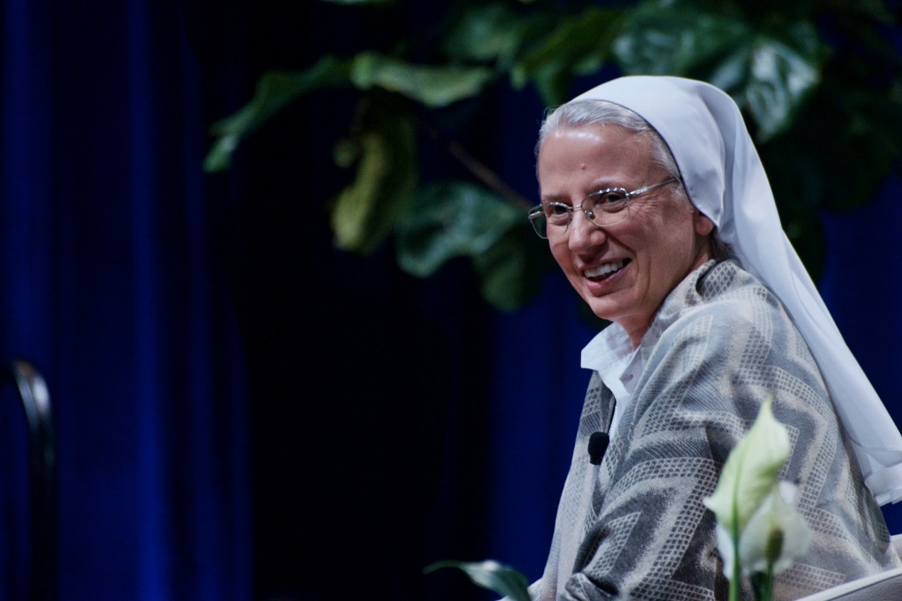 Hna. Simona Brambilla [Misioneras de la Consolata], prefecta del Dicasterio para los Institutos de Vida Consagrada y las Sociedades de Vida Apostólica del Vaticano, ofrece su ponencia el 13 de agosto en la asamblea de LCWR. (Foto: GSR/Dan Stockman)