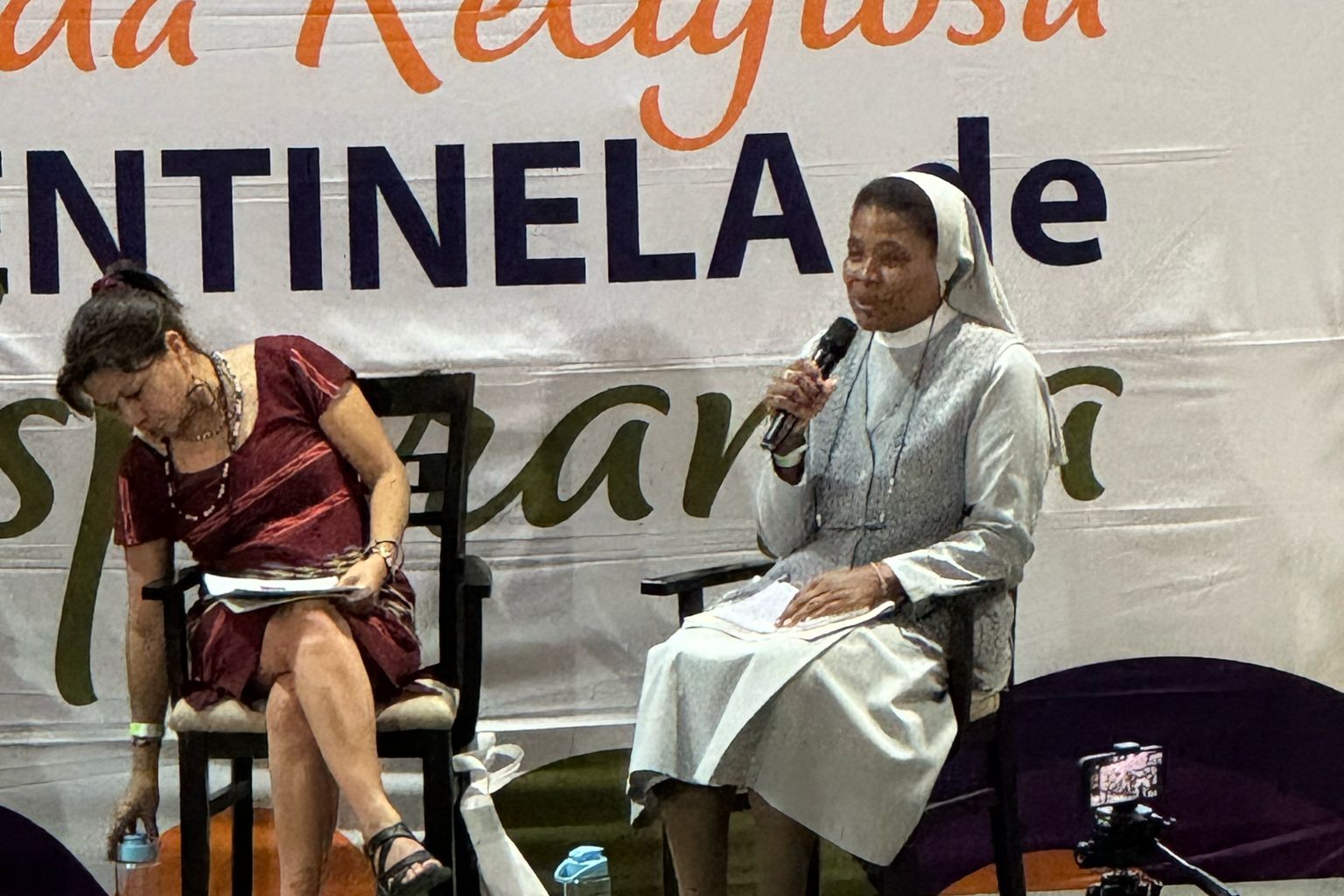 La Hna. Blanca Meza, derecha, de la Congregación Hermanas Misioneras de María Inmaculada y Santa Catalina de Siena en Colombia, compartió el 24 de noviembre del 2024 con miembros del V Congreso Latinoamericano y Caribeño de Vida Religiosa en Córdoba, Argentina, la historia de su pueblo afrocolombiano. (Foto: GSR/Rhina Guidos)