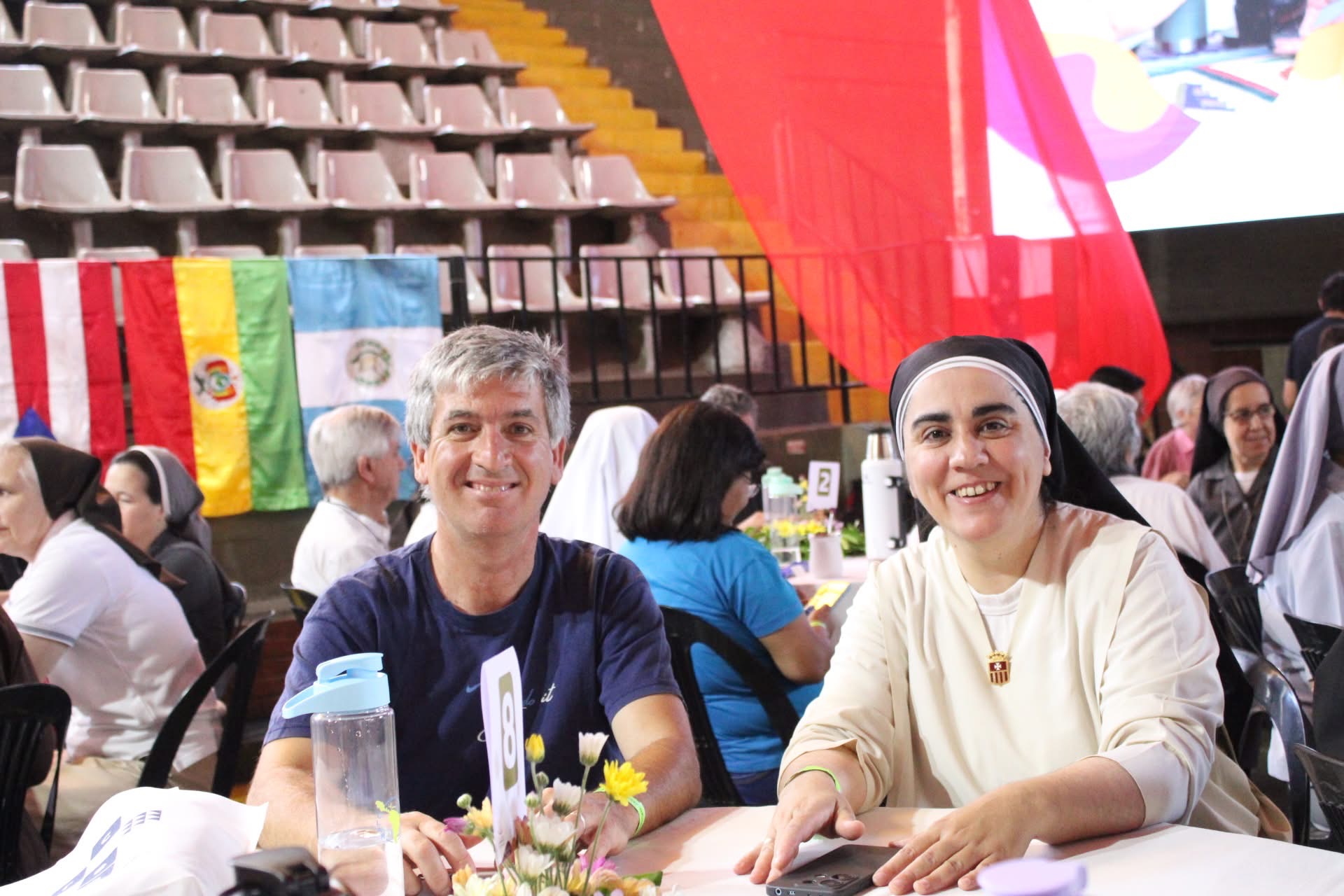 La Hna. Adriana Pérez, mercedaria del Niño Jesús, y el padre Wálter Gómez, de la Fraternidad Mariana, durante el V Congreso Latinoamericano y Caribeño de Vida Religiosa en Córdoba, Argentina. (Foto: GSR/Helga Leija)