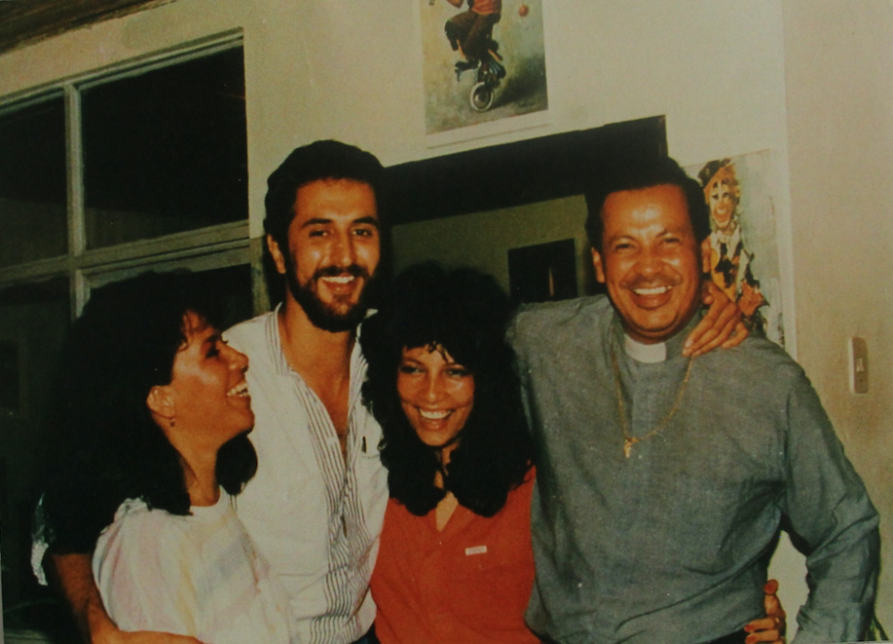 De derecha a izquierda, el padre Tiberio Fernández Mafla, su sobrina Alba Isabel Giraldo y el arquitecto Oscar Pulido, todos asesinados en la masacre de Trujillo. En el extremo izquierdo, Idalia Giraldo, hermana de Alba Isabel, quien logró escapar a España como refugiada. (Foto: cortesía Maritze Trigos Torres)