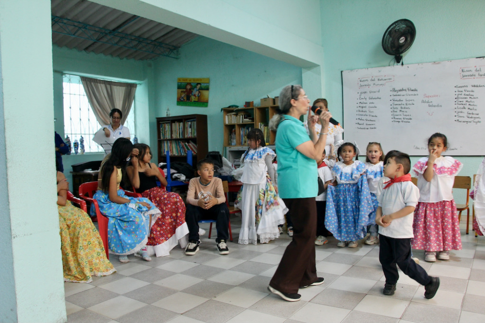 La Hna. Teresita Cano en la celebración y actuación de la escuela Semillas de Vida, el 30 de marzo de 2025, en Soacha, Colombia. (Foto: Tracy L. Barnett)