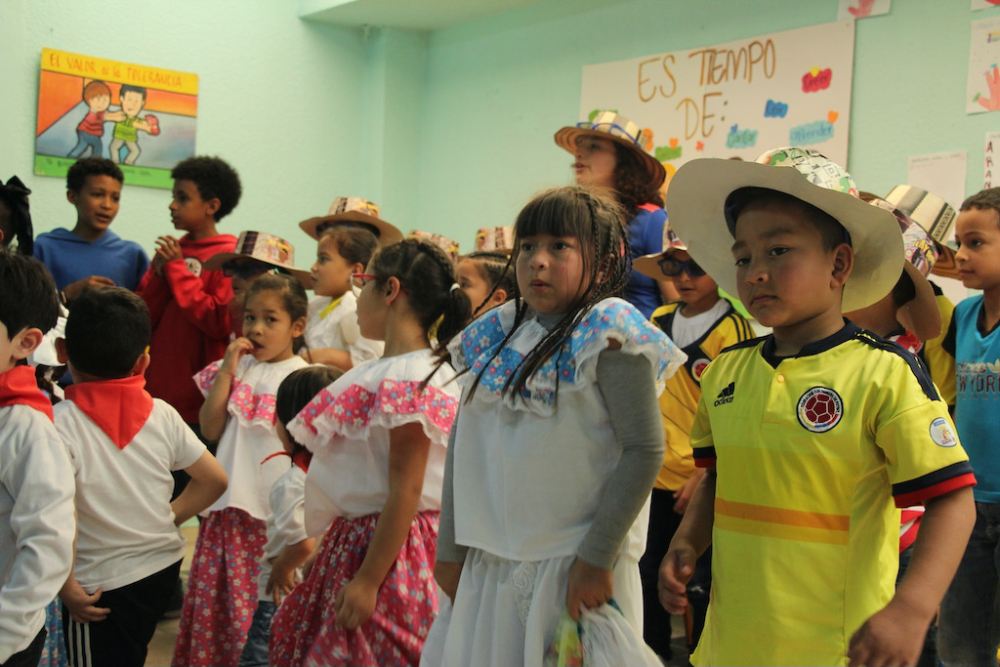 Un grupo de niños en la celebración y actuación de la escuela Semillas de Vida, el 30 de marzo de 2025, en Soacha, Colombia. (Foto: Tracy L. Barnett)