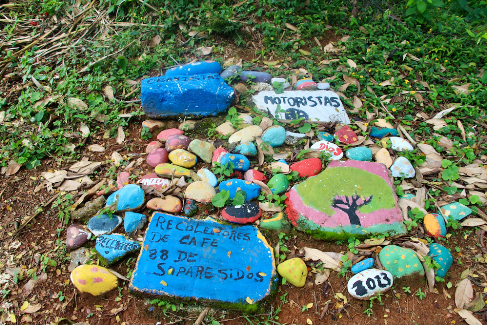 Ebanistas, conductores y recolectores de café se encontraban entre los grupos víctimas de la masacre de miembros de las cooperativas organizadas por el padre Tiberio Fernández Mafla, conmemorada en este detalle artesanal en el Parque Monumento a la Memoria. (Foto: Tracy L. Barnett)