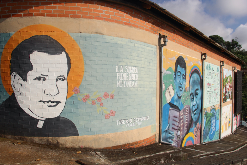 Los murales que decoran todo el complejo representan al padre Tiberio Fernández Mafla, al conjunto musical juvenil Afavit e imágenes esperanzadoras que ilustran el proceso de sanación. (Foto: Tracy L. Barnett)