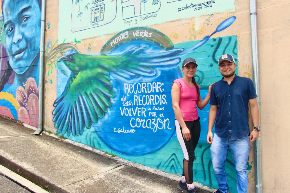 Luz Marina Betancur y Robinson Andrés Montes representan el futuro de Trujillo. El mural detrás de ellos dice: "Recordar,: del latín recordis, volver a pasar por el corazón. E. Galeano". (Foto: Tracy L. Barnett)