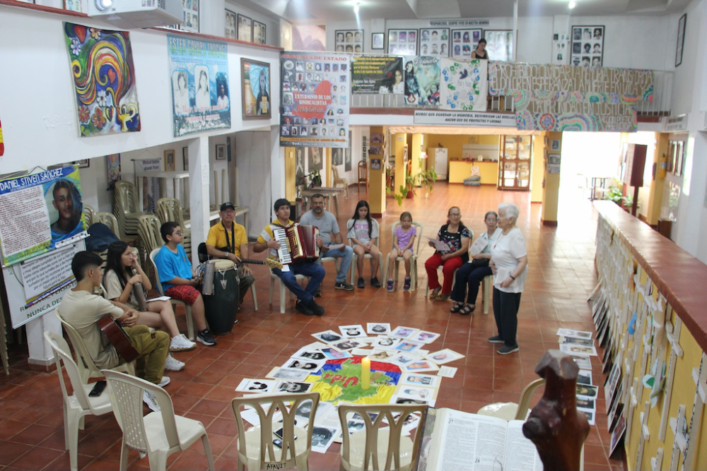 La Hna. Maritze Trigos se dirige al Conjunto Juvenil de Afavit y a sus miembros en una emotiva ceremonia por la memoria y la vida. (Foto: Tracy L. Barnett)