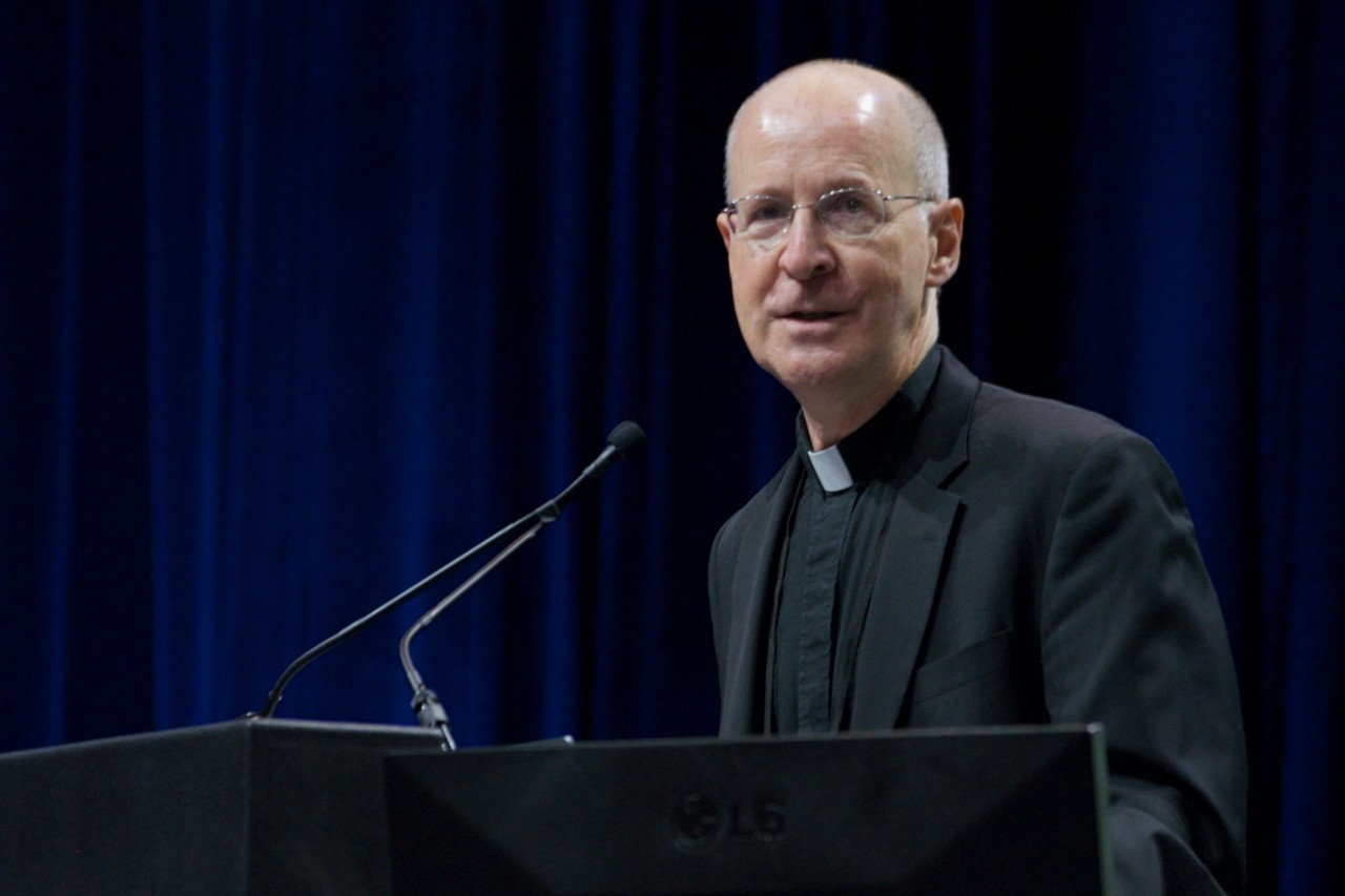 El padre jesuita James Martin —editor de América Media, consultor del Dicasterio para la Comunicación del Vaticano y ampliamente reconocido por su labor de acercar la Iglesia a los católicos LGBTQI+— ofrece su ponencia durante la asamblea de LCWR el 14 de agosto en Atlanta. (Foto: GSR/Dan Stockman)