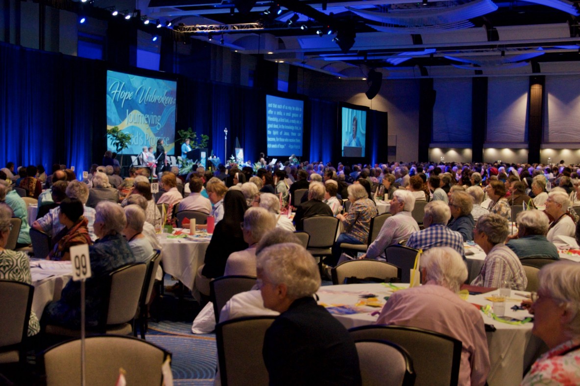 Casi 600 hermanas y 300 invitadas se reunieron para la asamblea anual de LCWR. (Foto: GSR/Dan Stockman)