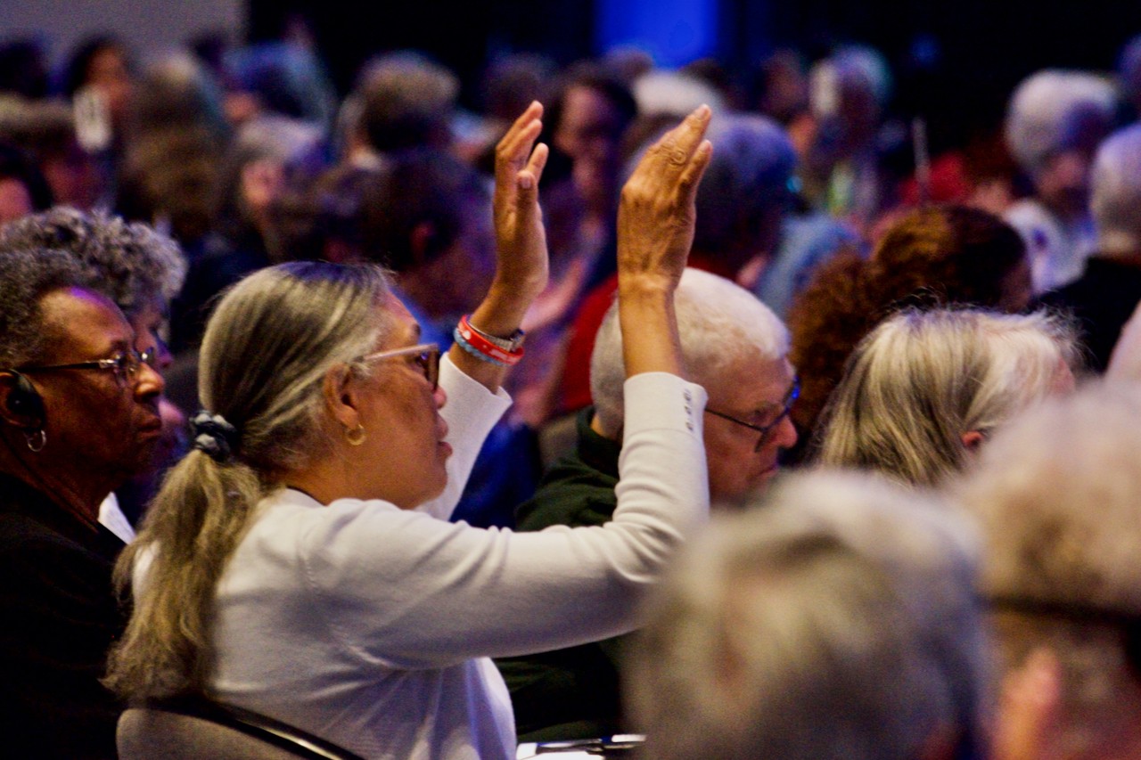 Una hermana levanta las manos en señal de bendición hacia la oradora principal, la Hna. Simona Brambilla. (Foto: GSR/Dan Stockman)