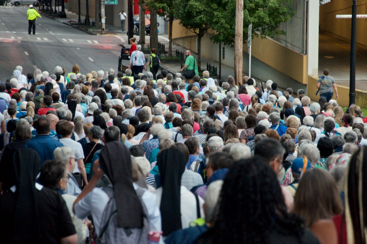 Cientos de hermanas católicas marchan por el centro de Atlanta el 14 de agosto, mientras rezan y cantan en favor de la justicia social como parte de las actividades de la asamblea de LCWR. (Foto: GSR/Dan Stockman)
