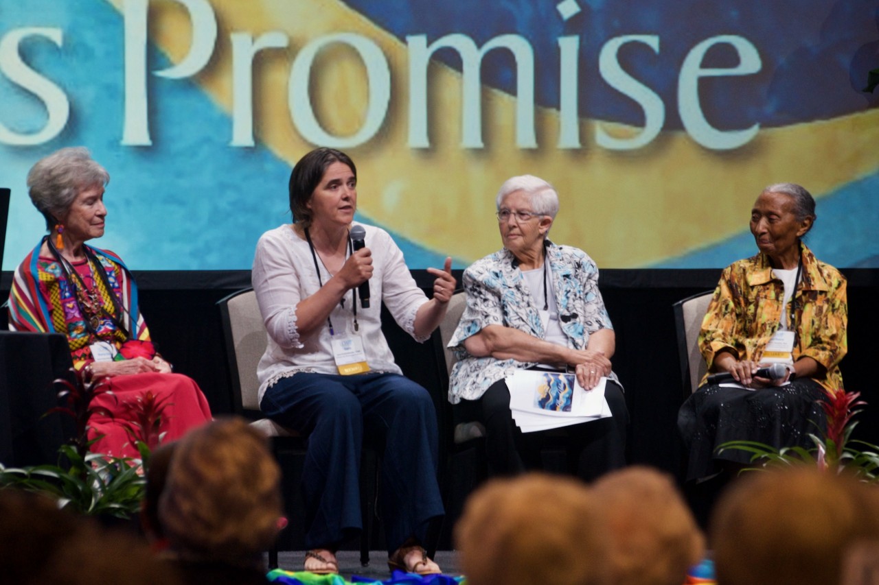 La Hna. franciscana María Elena Martínez (de izquierda a derecha) modera un panel el 15 de agosto sobre cómo los líderes mantienen su fe, que incluyó a la Hna. Sara Postlethwaite, de la Fraternidad del Verbum Dei, la Hna. de la Misericordia Pat McDermott y la Hna. del Buen Pastor Barbara Beasley. (Foto: GSR/Dan Stockman)