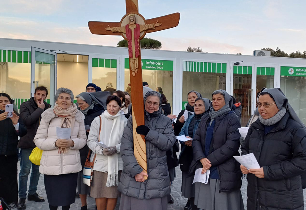 Integrantes de las Hermanas Salesianas, incluida la madre Chiara Cazzuola, peregrinan a la Puerta Santa de la Basílica de San Pedro en diciembre de 2024. (Foto: ©Istituto Figlie di Maria Ausiliatrice)