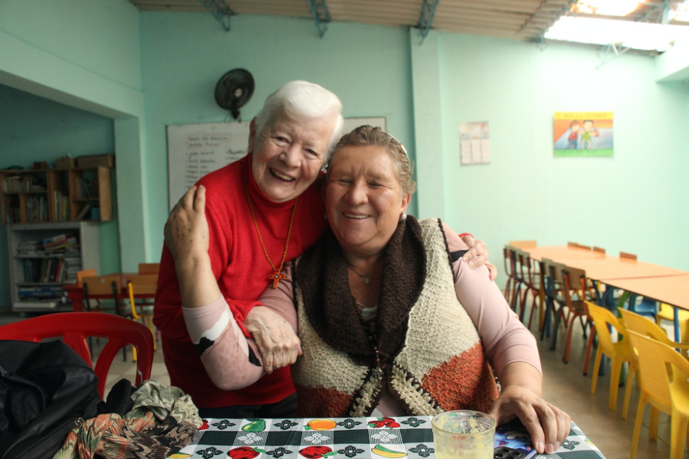 La Hna. Maritze Trigos abraza a Cecilia Arenas, de las Madres de Soacha, una vieja amiga a la que llama "una gran luchadora". (Foto: Tracy Barnett)