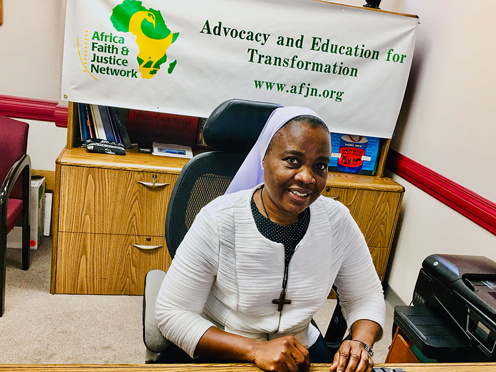 La Hna. Eucharia Madueke, religiosa de Notre Dame de Namur, posa en su oficina de Washington D. C. Madueke es coordinadora del Proyecto de Empoderamiento de la Mujer de la Red Africana de Fe y Justicia. En el desempeño de sus funciones, trabaja con hermanas de toda Nigeria, formándolas y movilizándolas para concienciar sobre la violencia de género, la trata de personas y las prácticas culturales nocivas. (Foto: cortesía Eucharia Madueke)