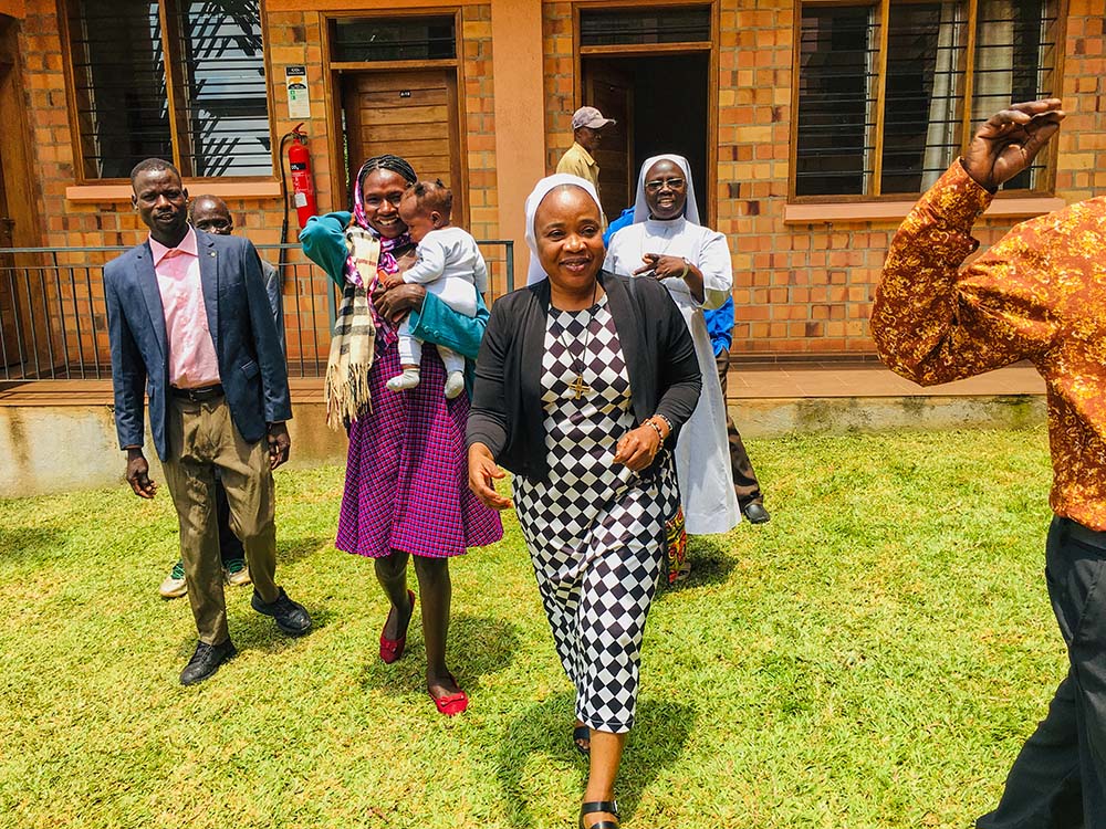 La Hna. Eucharia Madueke, de Notre Dame de Namur, tras una reunión en el Centro de Justicia y Paz, papa Juan Pablo II en Kampala, Uganda. (Foto: cortesía Eucharia Madueke)