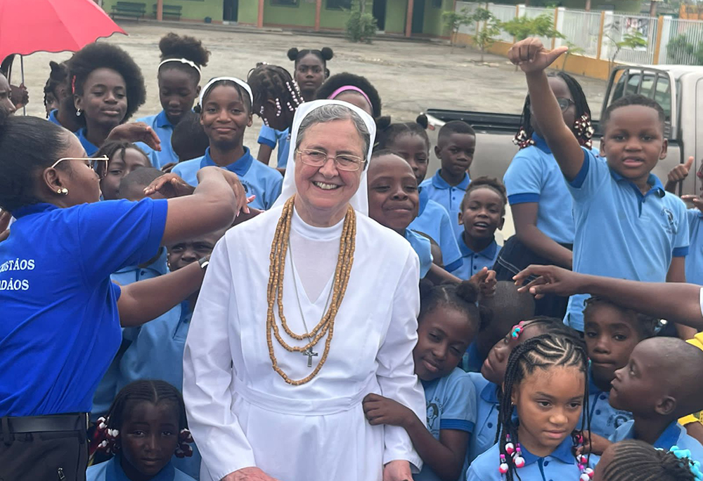 La madre Chiara Cazzuola visita una escuela en Benguela, Angola, en 2024. (Foto: ©Istituto Figlie di Maria Ausiliatrice)