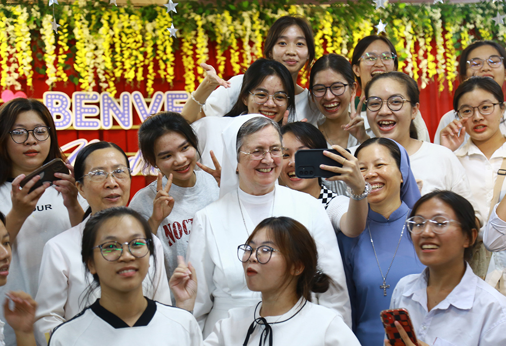 La madre Chiara Cazzuola se reúne con estudiantes en una residencia universitaria en Vietnam en 2025. (Foto: ©Istituto Figlie di Maria Ausiliatrice)