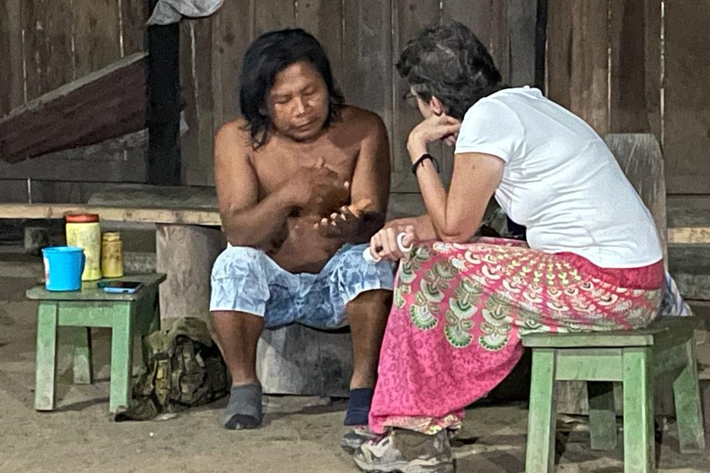 María Eugenia Lloris, FMVD, con el chamán del pueblo murui en Lagarto Cocha [aunque en documentos oficiales se escribe 'Lagartococha', algunos pueblos indígenas amazónicos —como los murui— emplean la forma 'Lagarto Cocha' para destacar su significado original: 'laguna del lagarto', en referencia a su entorno natural], Puerto Leguízamo, Colombia. (Foto: cortesía María Eugenia Lloris)
